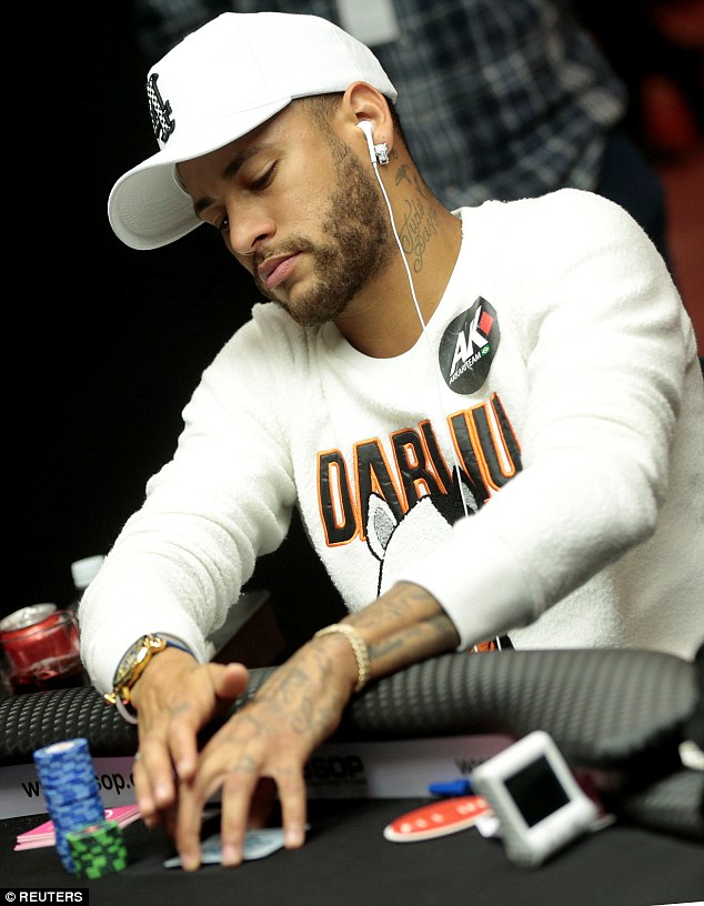 Neymar Plays poker
